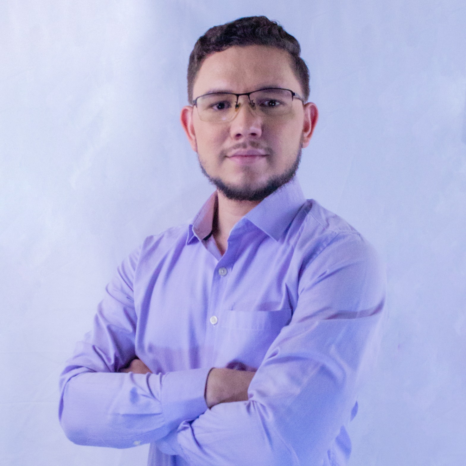 Jerson Martínez con camisa lila y brazos cruzados